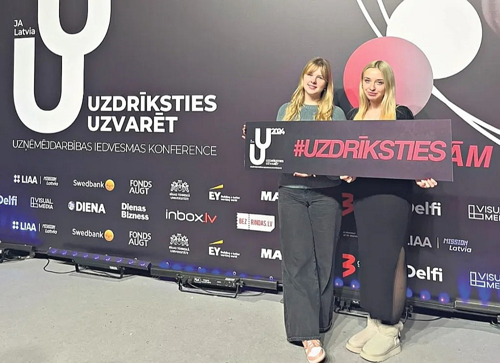 Skolēnu mācību uzņēmuma "Dabas elegance" pārstāves Amanda Vebruāle (no kreisās) un Nadīna Krima tic, ka skaistums nāk no dabas.