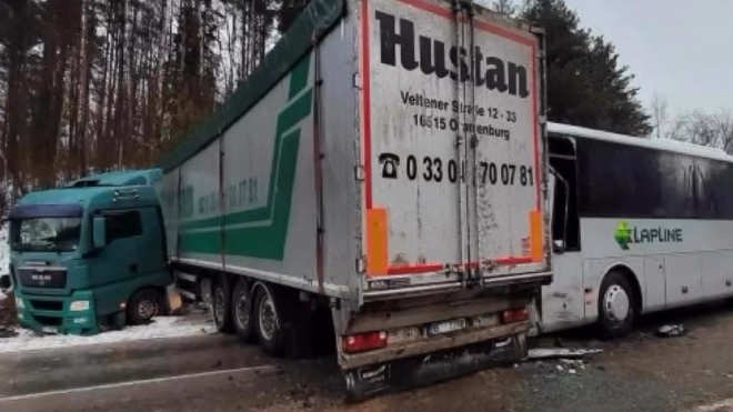 Vidzemes pusē uz šosejas sadūries pasažieru autobuss un kravas auto.