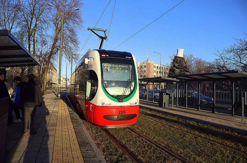 Agrākās pieturas "Tirdzniecības centrs Kurzeme" vietā tramvajs pietur moderni pārbūvētajā un labiekārtotajā pieturvietā "Rožu laukums".