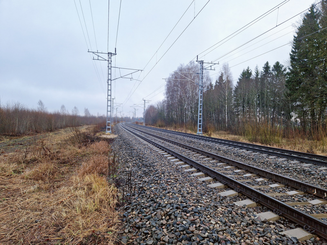 Medību noteikumi nosaka, ka medību platību par vienlaidu platību uzskata arī tad, ja to sadala līnijveida infrastruktūras objekti, piemēram, ceļi, stigas, grāvji, trases vai elektrolīniju gaisa pārvadi. 