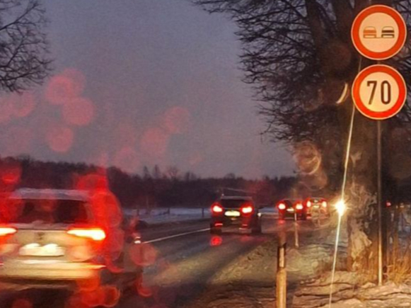 Daugavgrīvas šoseja. Te "atļautais" ātrums tumsā nav drošs. Par to liecina divu gājēju nāve decembrī.