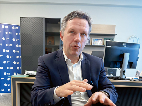 Sandis Jansons: "Elektroenerģijas patēriņa krituma iemesls lauksaimniecībā, visticamāk, ir aizvien energoefektīvāku iekārtu un arī elektroenerģijas ražošanas agregātu uzstādīšana zemnieku saimniecībās. Redzam ļoti plaši izvērstu saules paneļu iekārtu uzstādīšanu, daļa saimnieku saistībā ar OIK maksājuma atcelšanu biogāzes ražotnēm elektroenerģiju patērē paši, nevis nodod sadales tīklā."