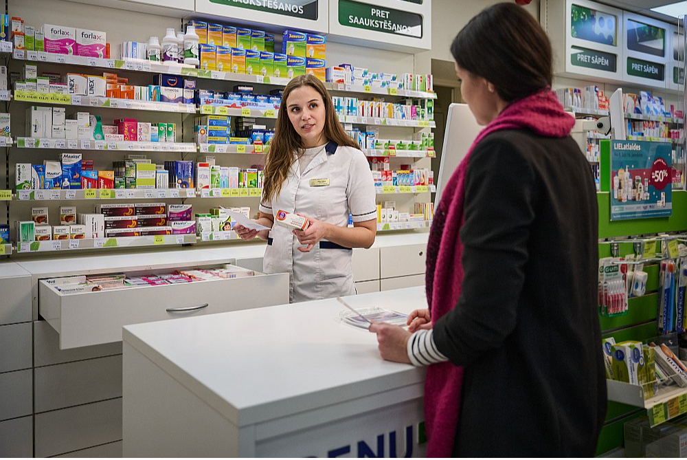 Farmaceitiem tagad nākas skaidrot aptieku apmeklētājiem jauno kārtību - kādos gadījumos ir jāmaksā 75 centi par zāļu izsniegšanu pret recepti un kad tas nav jādara.