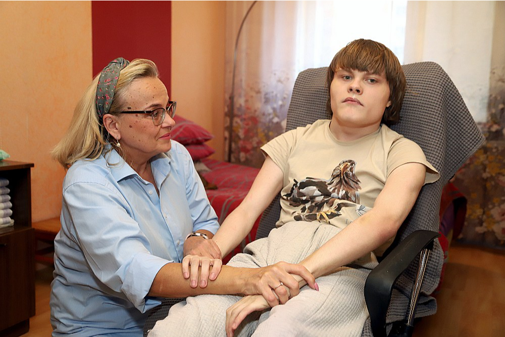 Jolanta Kalniņa atzīst, ka viņai nav viegla dzīve ar Robertu. Taču viņa nav gatava dēlu ievietot aprūpes namā. "Tas nozīmētu, ka es savu dēlu esmu pakļāvusi lēnai un mokošai nāvei, jo tur viņu smagi sazāļotu, lai viņš vienkārši guļ," spriež Jolanta.