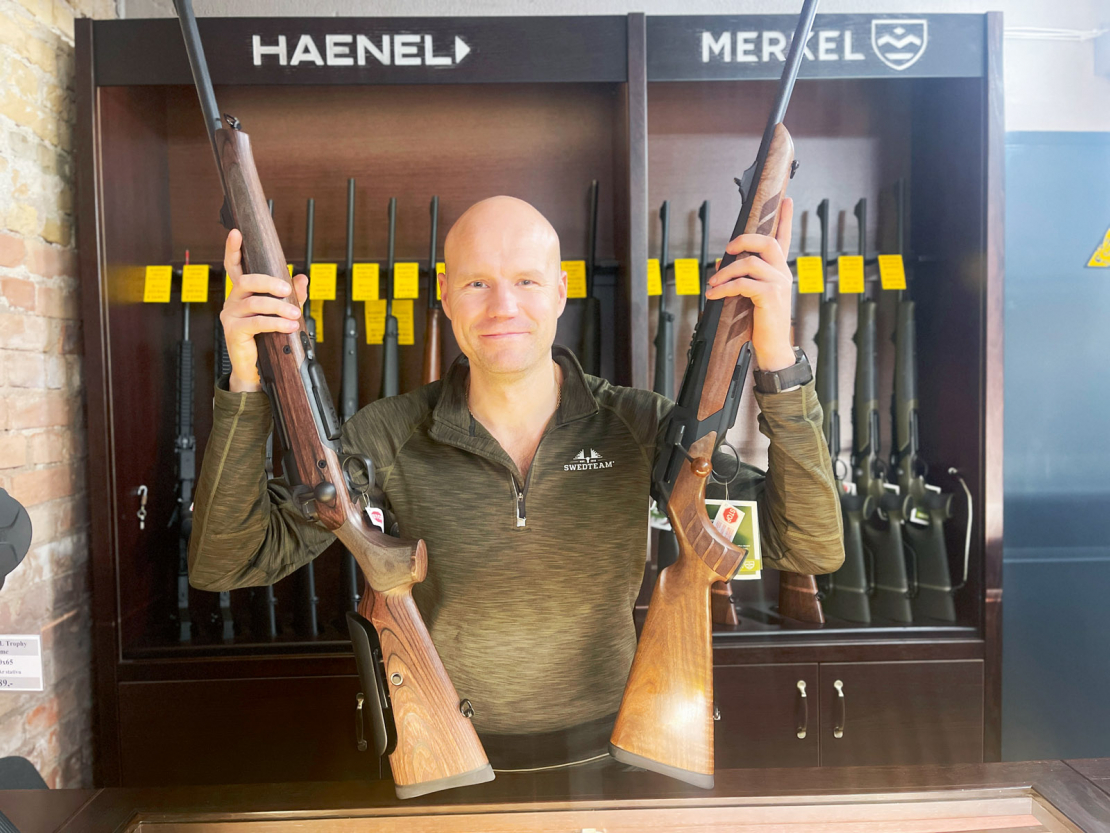 Veikala "Huberts" pārstāvis Armands Reķis. Vienā rokā Haenel Jaeger NXT ADJ, otrā – Merkel RX Helix Black.