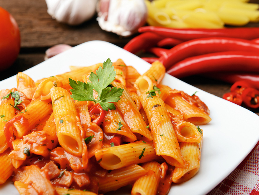 Penne ar aso tomātu mērci.