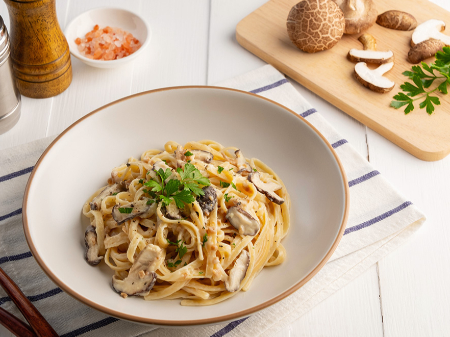 Spageti ar sēņu un krējuma mērci.