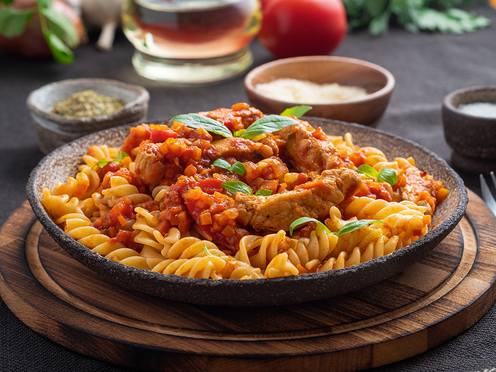 Fusilli ar vistas filejas strēmelītēm.