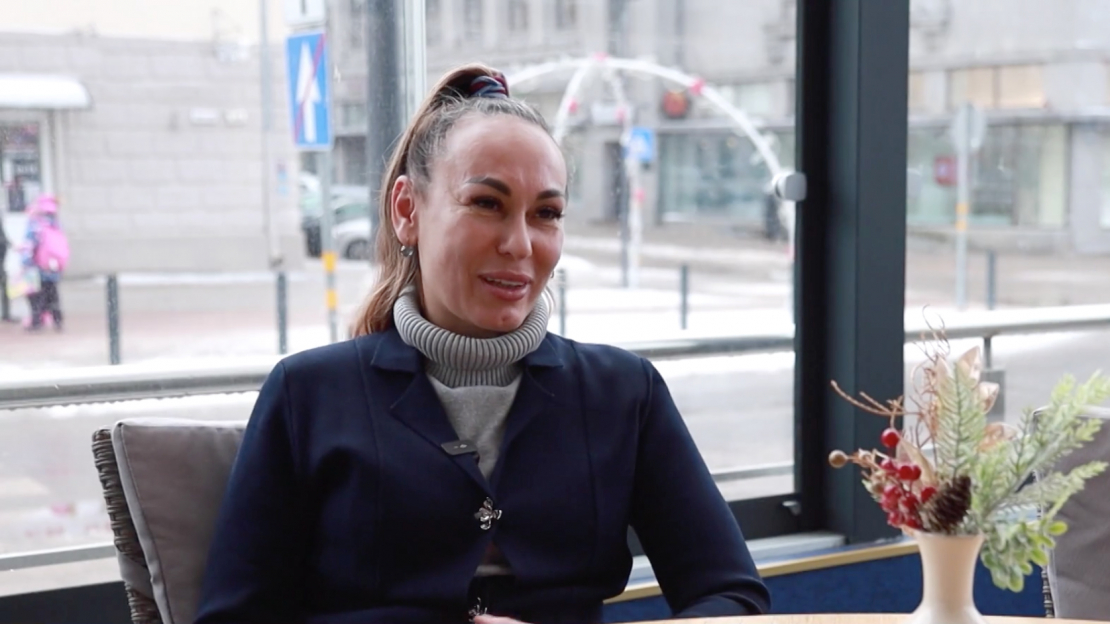 Karīna pēc 17 Kiprā pavadītiem gadiem atgriezusies dzimtajā pilsētā ar mērķi atvērt kafejnīcu, piedāvājot veselīgu un sabalansētu ēdienu.