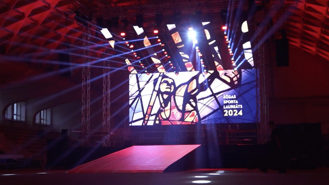Par “Rīgas sporta laureāta 2024” apbalvošanas ceremonijas simbolu kļuva leģendārā Latvijas šķēpmetēja Jāņa Lūša tēls, kas pirms 50 gadiem ir iemūžināts Rīgas sporta manēžas krāsainajā vitrāžā. 