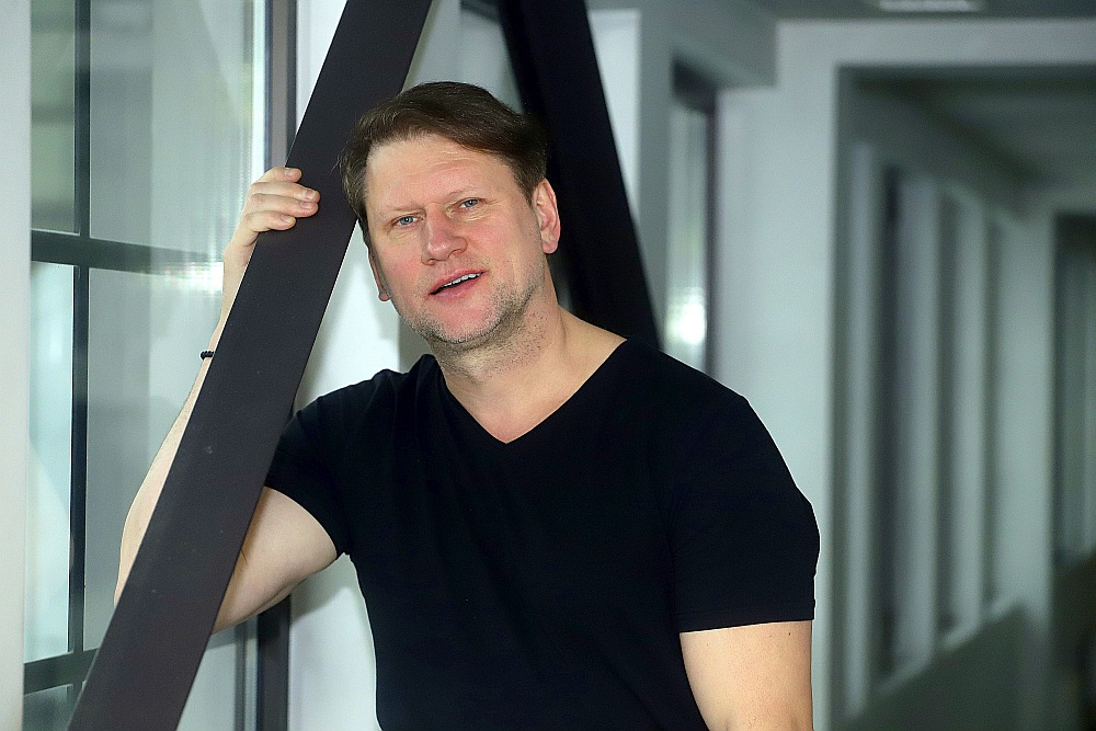 Jānis Apeinis: "Salīdzinājumā ar citiem manis līdz šim spēlētajiem karaļiem Makbeta loma ir ļoti krāsaina, ar pilnu gradāciju gammu."
