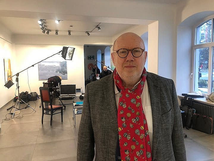 Aleksejs Naumovs galerijā "Daugava" dienu pirms izstādes "Dzimšanas diena" atvēršanas.