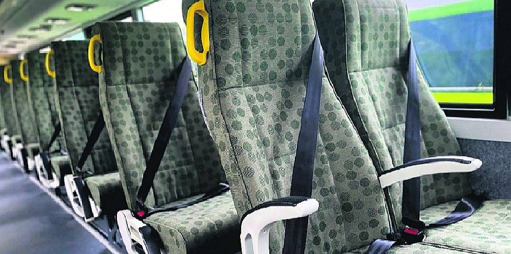 Drošības jostas ir arī autobusos. Un tām nav jāsēžas virsū!!! Šādas "brīvības" cena var būt dzīvība.