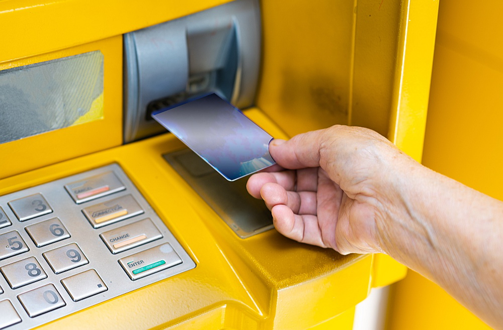 Iespēja apmaksāt rēķinus bankomātā paliek pagātnē. Domājot par turpmāko, "Swedbank" sola piedāvāt bankas konsultantu ierašanos apdzīvotajās vietās sadarbībā ar pašvaldībām. Tomēr konsultantu galvenais uzdevums būšot palīdzēt klientiem iemācīties lietot bankas pakalpojumus pašiem, nevis veikt maksājumus klientu vietā. Vai tāda būs prasītā banku pakalpojumu pieejamības palielināšana?