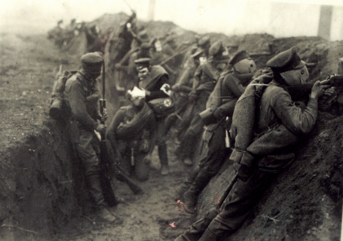 Latviešu strēlnieki ierakumos. 1915. g.