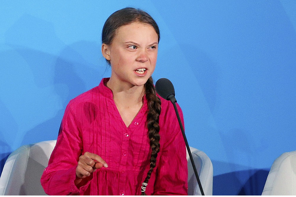 Vēl nesen kustības galvenā vēstnese bija zviedru meitene Grēta Tūnberga. Nemainīgi dusmīga un ar biedējošu sejas izteiksmi skandējoša "How dare you!" (Ko tu atļaujies!), Grēta jau vairākas reizes sludinājusi pasaules gala datumus.