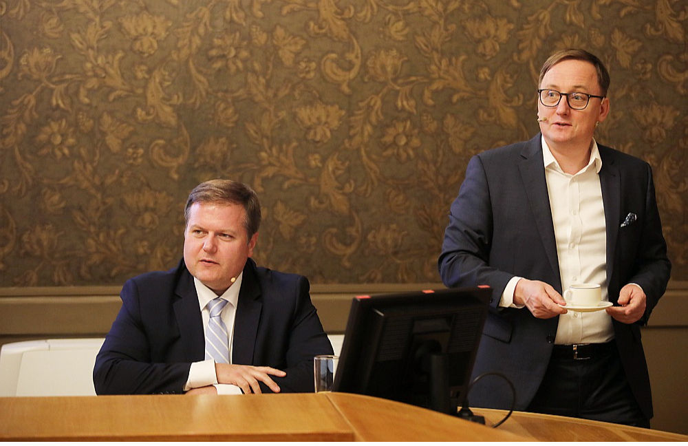 "Apvienotais saraksts" par Latvijas Bankas prezidentu virza Mārtiņu Kazāku (no labās), kurš ir piekritis atkārtoti kandidēt. Zināms, ka arī Kazāka kolēģis – Latvijas Bankas Monetārās politikas pārvaldes vadītājs Uldis Rutkaste – izrādījis interesi par LB prezidenta amatu.