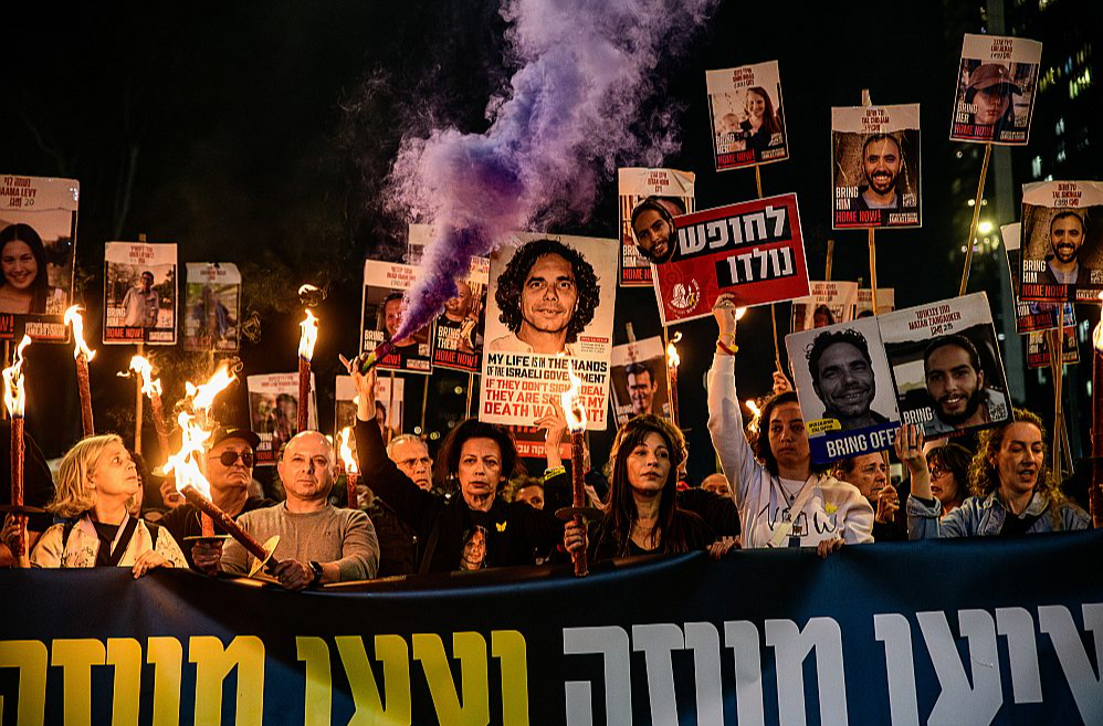 Protesta akcijā Telavivā tiek pieprasīta vienošanās, kas paredzētu visu ķīlnieku atbrīvošanu. 