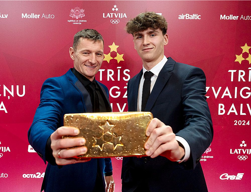 Mārtiņš Pļaviņš (no kreisās) un par viņu 20 gadus jaunākais Kristians Fokerots ar Trīs zvaigžņu balvu kā 2024. gada labākā mazā komanda sportā.