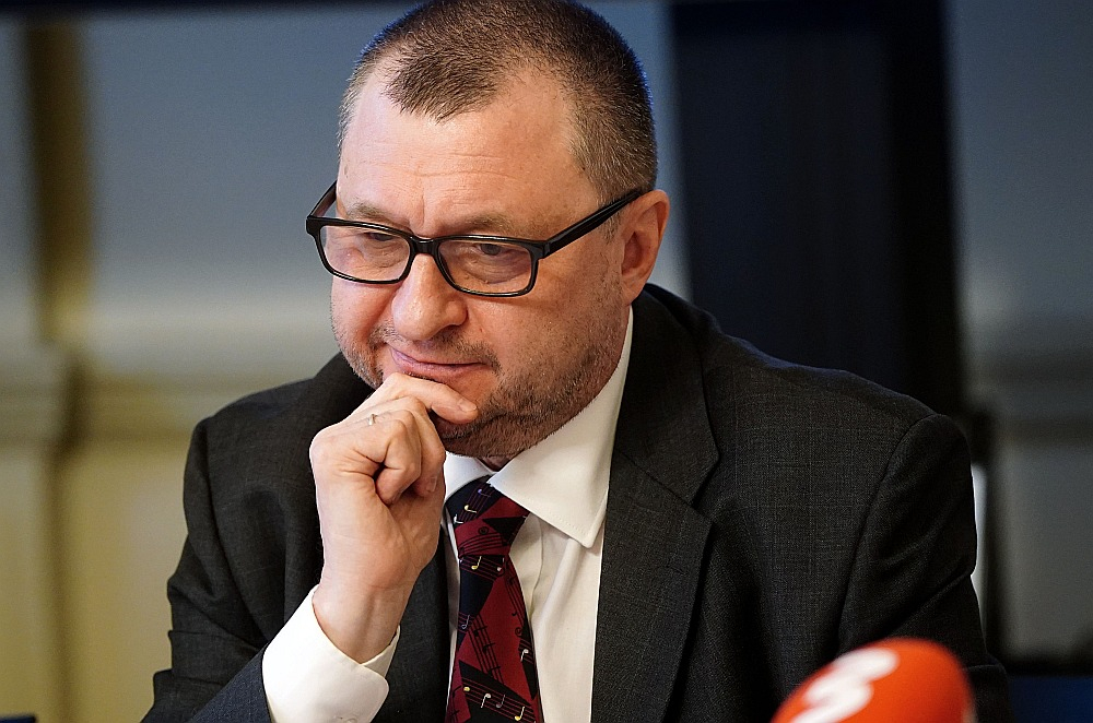 JVLMA profesoram Andrim Vecumniekam var uzticēties – viņš sniegs dramaturģiski skaidrus un precīzus partitūras lasījumus ar droši veidotām emocionālo norišu līknēm. Attēlā: paziņojot Lielās Mūzikas balvas nominantus 2024. gadā.