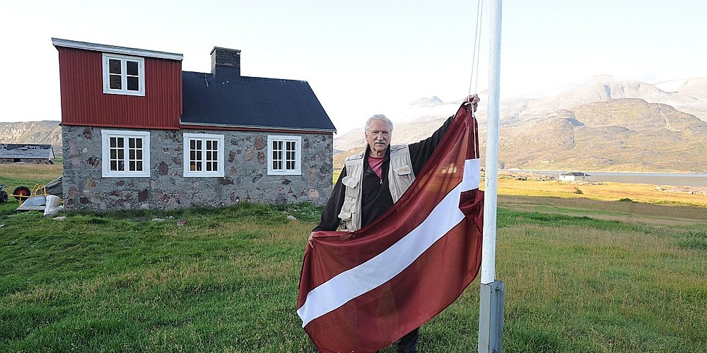 Ivars Sīlis ir Latvijas goda konsuls Grenlandē. Viņš paceļ Latvijas karogu savā vasarnīcā Igaliku, Dienvidgrenlandē.