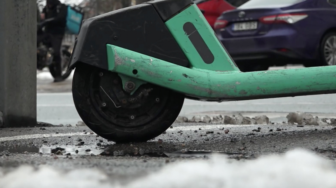 Sliktos laikapstākļos skrejriteņus centralizēti atslēdz, lai tie klientiem nebūtu pieejami.