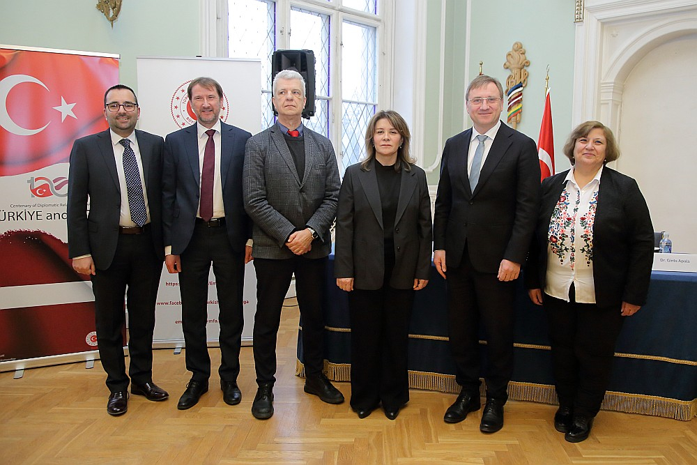Turcijas Republikas vēstniecības rīkota konference Latvijas Universitātē.