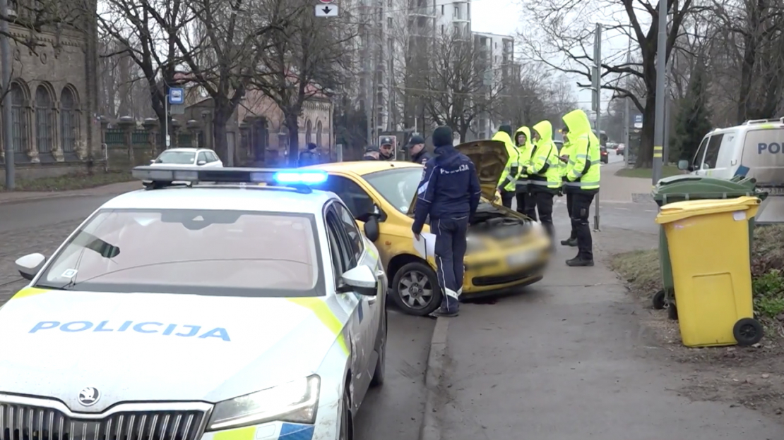 Latgales ielā kāds ēdiena piegādātājs nesekmīgi mēģināja aizbēgt no policijas. 