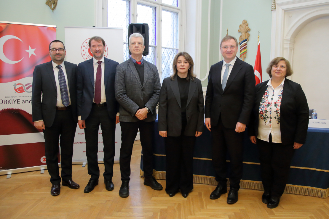 Ankaras Universitātes asoc. prof. Dr. Lemi Atalay, LR Ārlietu ministrijas valsts sekretārs Andžejs Viļumsons, Latvijas Universitātes prof. Ēriks Jēkabsons, Turcijas Republikas vēstniece Latvijas Republikā V. E. Şule Öztunç, Latvijas Universitātes rektors prof. Dr. Gundars Bērziņš, Ankaras Universitātes prof. Dr. Neşe Özden.