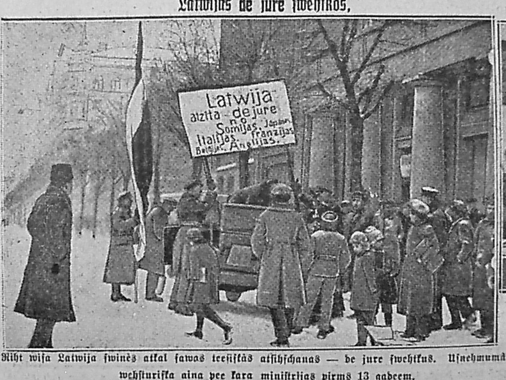 Gatavošanās manifestācijai pie Latvijas Kara (Aizsardzības) ministrijas 1921. gada 27. janvārī. Kā atcerējās izdevējs Ansis Gulbis, šajā dienā “visa Rīga saplūda pa ielām”.