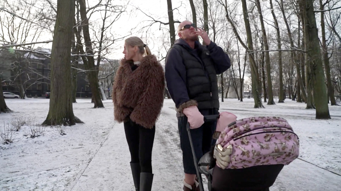 Kādā no pastaigām ar bērniņu atklājas, ka Kaspars filmēsies kino, taču līdz filmēšanas procesam viņam ir nepieciešams izaudzēt garu bārdu.