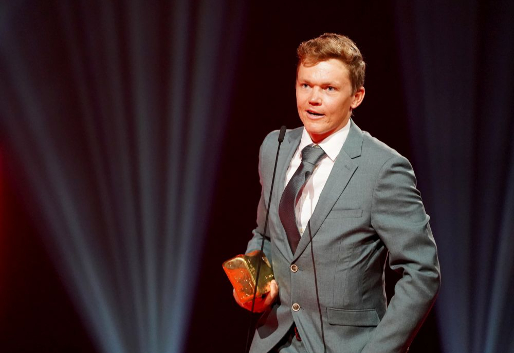 Riteņbraucējs Toms Skujiņš ar saņemto "Trīs Zvaigžņu balva 2024" nominācijā"Gada sportists".