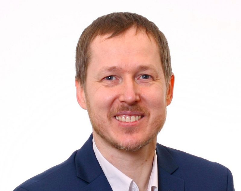 Didzis Solims,  AS "Latvenergo" pētniecības un inovāciju direktors: "Līdzīgi kā daudzas enerģijas ražošanas kompānijas Eiropā arī "Latvenergo" izskata iespējas attīstīt tādu enerģijas produktu ražošanu, kas saistīti ar ūdeņradi. Tomēr jāatzīst, ka šie projekti saskaras ar izaicinājumiem visā Eiropā, galvenokārt dārdzības dēļ."