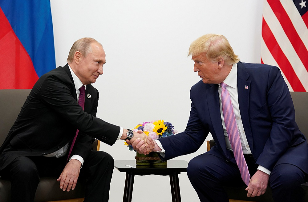 ASV prezidents Donalds Tramps (no labās) un Krievijas diktators Vladimirs Putins G20 līderu samitā Japānas pilsētā Osakā 2019. gada 28. jūnijā. 47. ASV prezidents ir paudis cerību "ļoti drīz" apspriesties ar Kremļa saimnieku.
