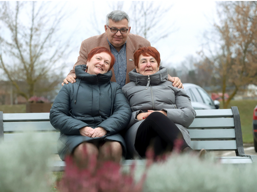 SIA "Vīgants" valdes locekle Rita Audriņa
(no kreisās), Alfons Žuks, Jēkabpils novada domes priekšsēdētāja
vietnieks izglītības un kultūras jautājumos, Salas un Sēlpils
pagasta pārvaldes vadītāja Anita Bārzdiņa, kurai īpašs paldies par iepazīstināšanu ar Salas ciemu.