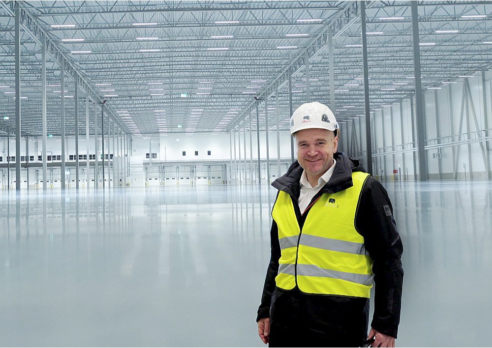 "Tā kā esam izveidojuši vienu no lielākajiem betona izpētes centriem Eiropā, mūsu mērķis ir turpināt tehnoloģiju attīstību. 2024. gadā pētniecībā tika investēti divi miljoni eiro, bet šogad investīciju apjoms varētu pieaugt līdz trijiem miljoniem," saka uzņēmuma "Primekss" dibinātājs, līdzīpašnieks un vadītājs Jānis Ošlejs.