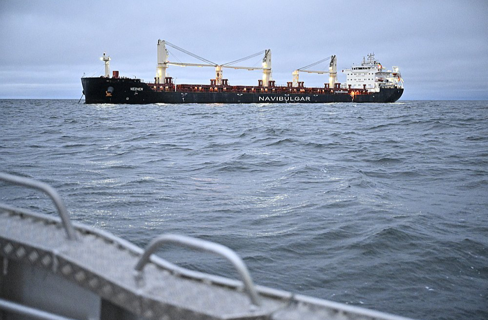 Zviedrijas aizturētais Bulgārijas kuģniecībai "Navigation Maritime Bulgares" piederošais kuģis "Vezhen" vakar bija noenkurojies pie Karlskrūnas. Kopš svētdienas uz tā atrodas arī Zviedrijas varasiestāžu pārstāvji.