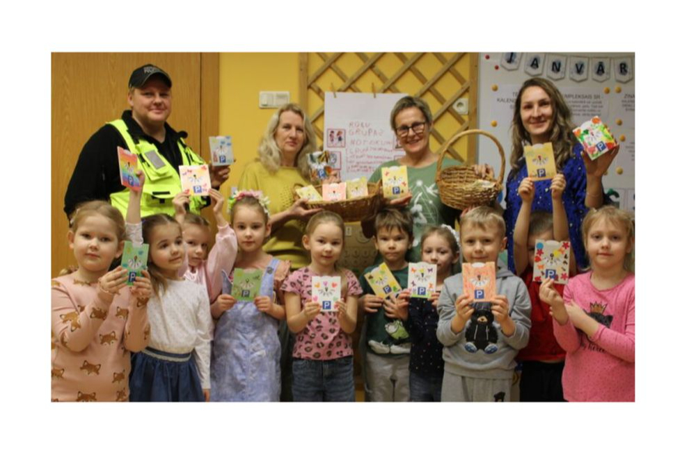 Atsaucoties Smiltenes novada Pašvaldības policijas pārstāves ierosinājumam, Smiltenes bērnudārza "Pīlādzītis" grupiņas "Rūķi" bērni pagatavojuši 50 autostāvvietas pulksteņus un uzdāvinājuši tos autovadītājiem.