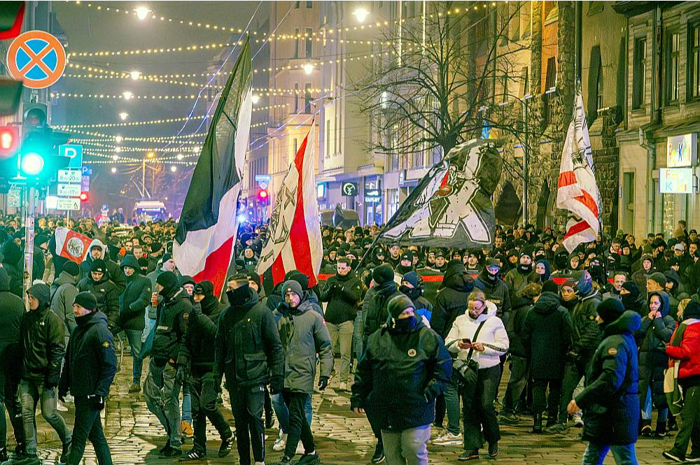 Amsterdamas "Ajax" fanu gājiens uz "Daugavas" stadionu. Daļai holandiešu bija aizsegtas sejas, kas ir pirmā pazīme par agresīvu noskaņojumu un nedraudzīgiem nolūkiem.