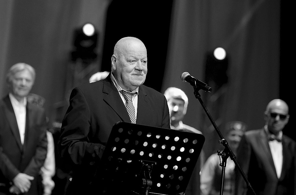 Jānis Peters (dzimis Priekulē 30.06.1939. – miris Rīgā 27.01.2025.).
Dzejnieks, publicists, Latvijas Tautas frontes dibinātājs, diplomāts.