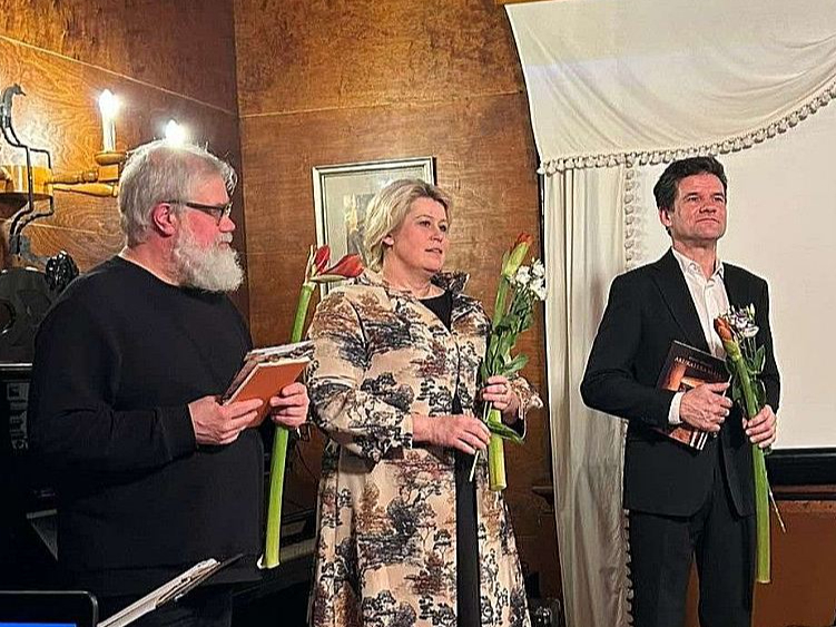 Pianists Aldis Liepiņš (no kreisās), dziedātāja Ieva Parša un aktieris Vilis Daudziņš. 2025. gada 13. janvāris Akuratera muzejā.