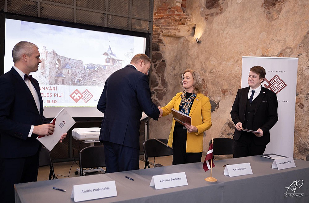 Nacionālās apvienības un Latvijas Reģionu apvienības Dobeles nodaļas 21. janvārī Dobeles pilī parakstīja sadarbības līgumu. Piedalījās partiju vadītāji Ilze Indriksone un Edvards Smiltēns (otrais no kreisās) un partiju Dobeles nodaļu vadītāji Valters Kalvis Vitte (no labās) un Andris Podvinskis (no kreisās).