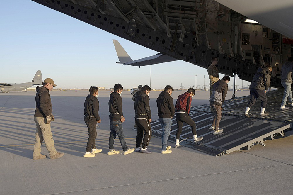 ASV nelegālos migrantus nereti deportē militārās transportlidmašīnās, saslēgtus rokudzelžos, kas Donalda Trampa varas apstākļos radījis konfliktu starp ASV un Kolumbiju.