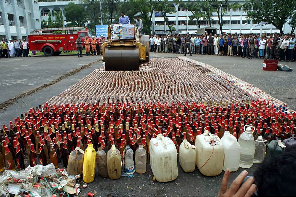 Bangladešā publiski tiek iznīcinātas tiesībaizsardzības iestāžu konfiscētais alkohols un citas veselībai kaitīgās vielas.