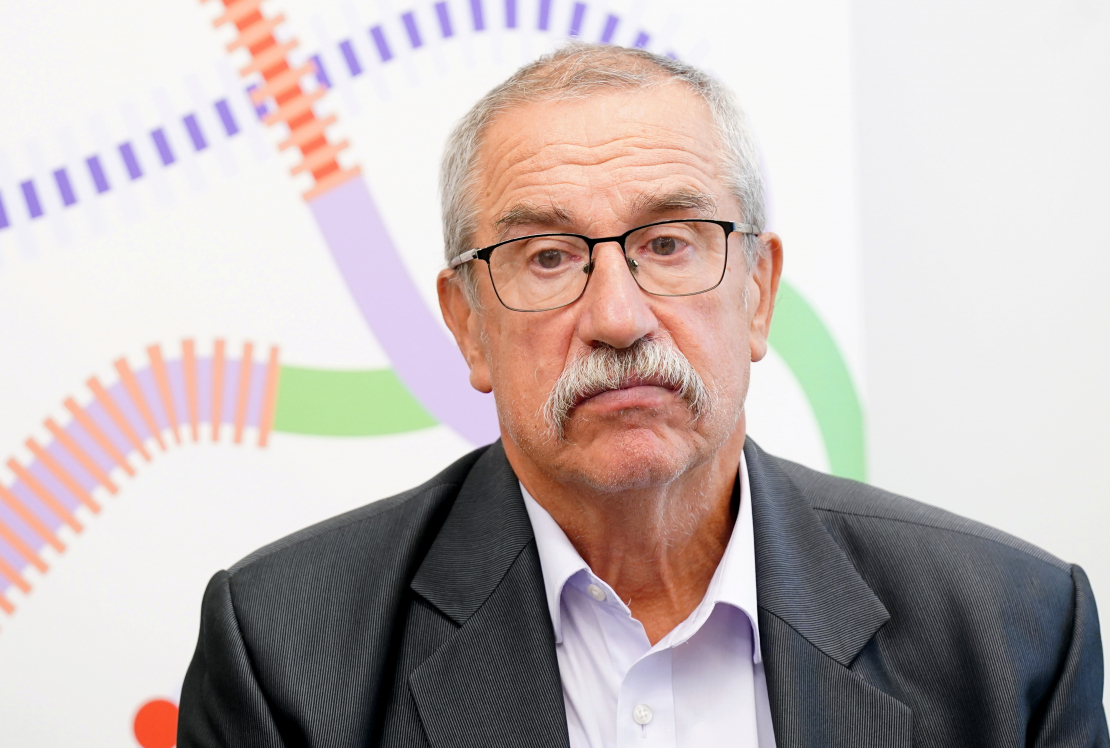 Pūtēju orķestru koncerta mākslinieciskais vadītājs Haralds Bārzdiņš piedalās preses konferencē, kurā informē par gaidāmajiem XIII Latvijas Skolu jaunatnes dziesmu un deju svētkiem.
