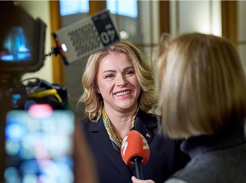 Ministru prezidente Evika Siliņa preses konferencē pēc tikšanās ar Valsts prezidentu pauda viedokli, ka "Kazāka ievēlēšana būs labs rezultāts". Bet "process nav bijis patīkams nevienam, un man ir žēl, ka tas bija tik ilgs".