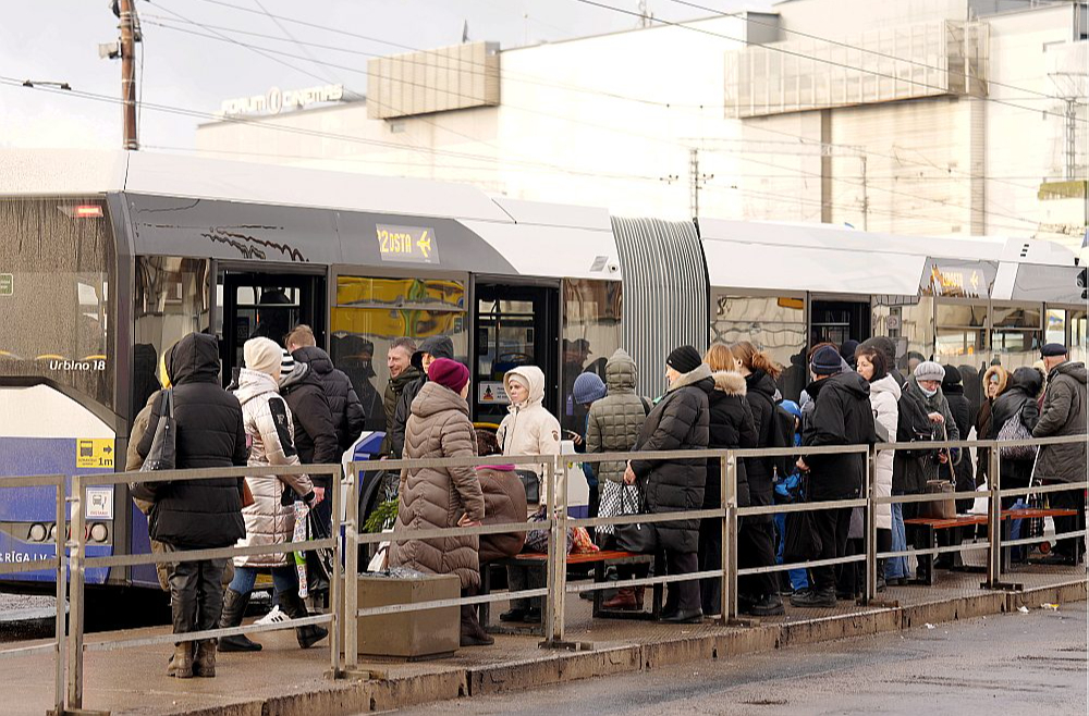 Autobusā un vilcienā ar vienu biļeti: vai beidzot būs rasts pasažieriem izdevīgs risinājums?