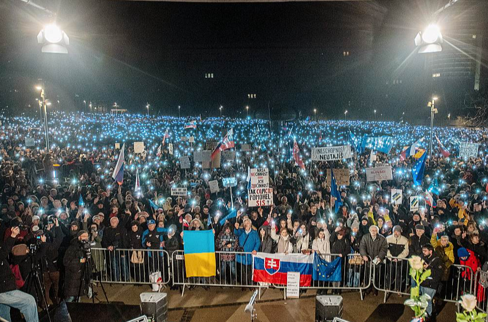 Bratislavā (attēlā) un citviet Slovākijā 24. janvārī notika protesta akcijas, kuru dalībnieki nosodīja premjera Roberta Fico īstenoto politiku, tostarp labvēlīgo nostāju pret Krieviju.