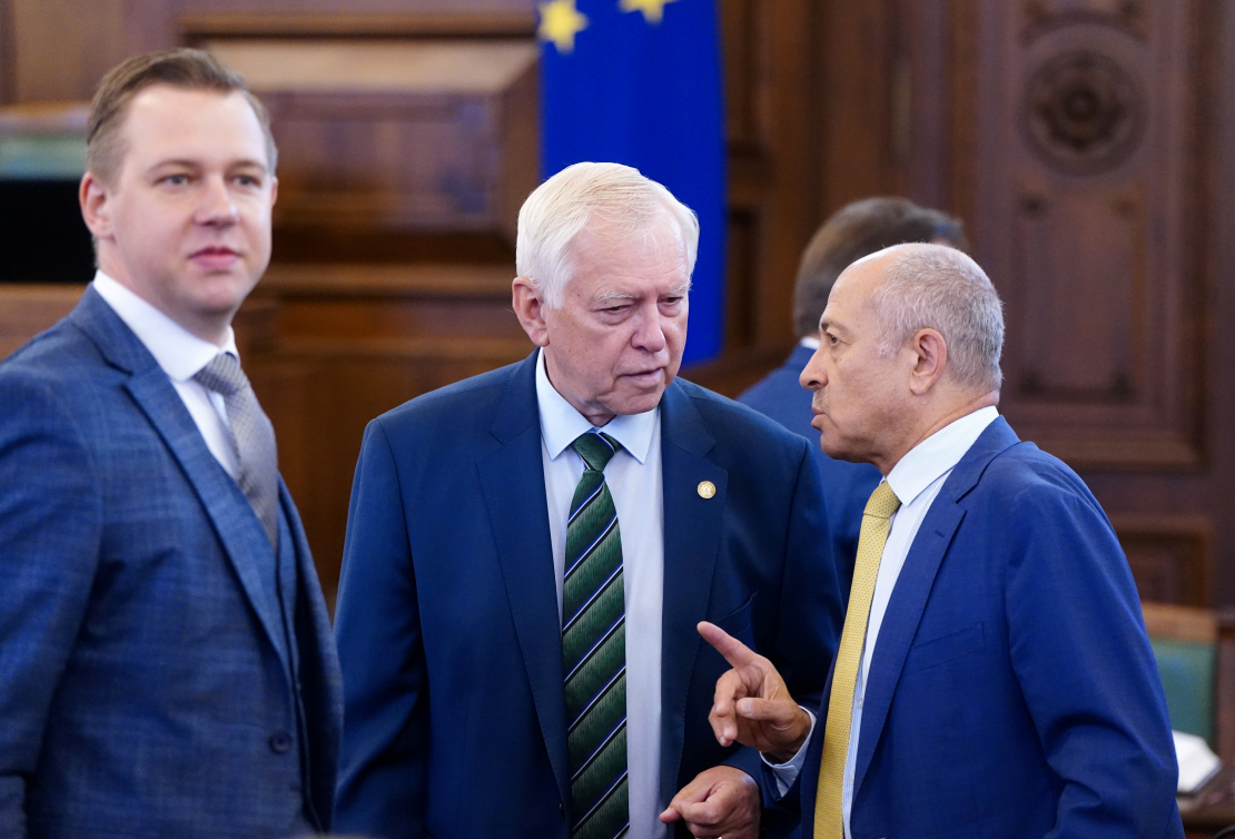 Saeimas deputāti - Harijs Rokpelnis (no kreisās), Augusts Brigmanis un Oļegs Burovs piedalās Saeimas ārkārtas sēdē.