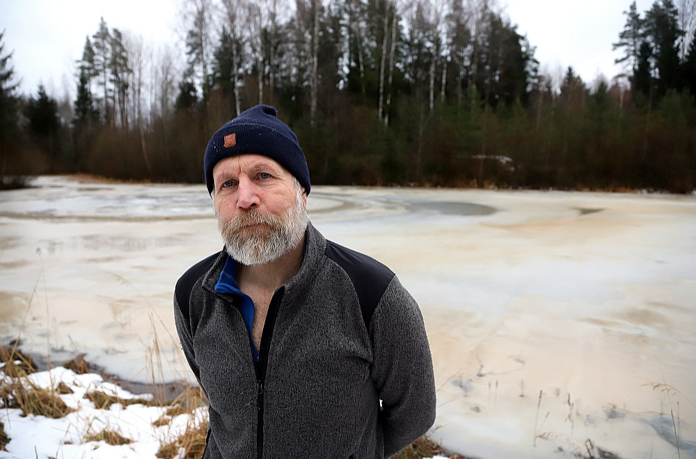 Ropažu pagasta viensētas "Ariņi" īpašnieks Pēteris Ozoliņš: "Dolomīta ieguve zem gruntsūdens līmeņa, visticamāk, nozīmē to, ka dzeramā ūdens aka un pieci mana vectēva izraktie zivju dīķi būs sausi."